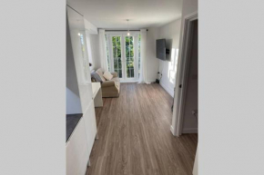 Croydon Gem Apartment - Fast train to the centre and free parking